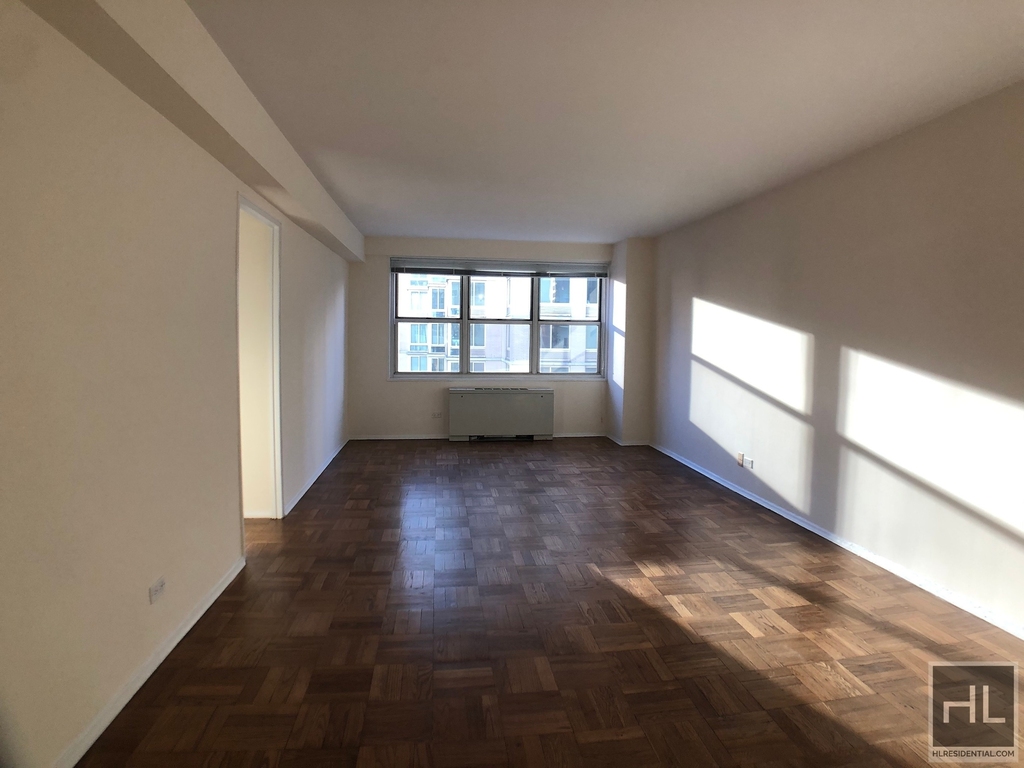 Eighth Avenue - Photo 1