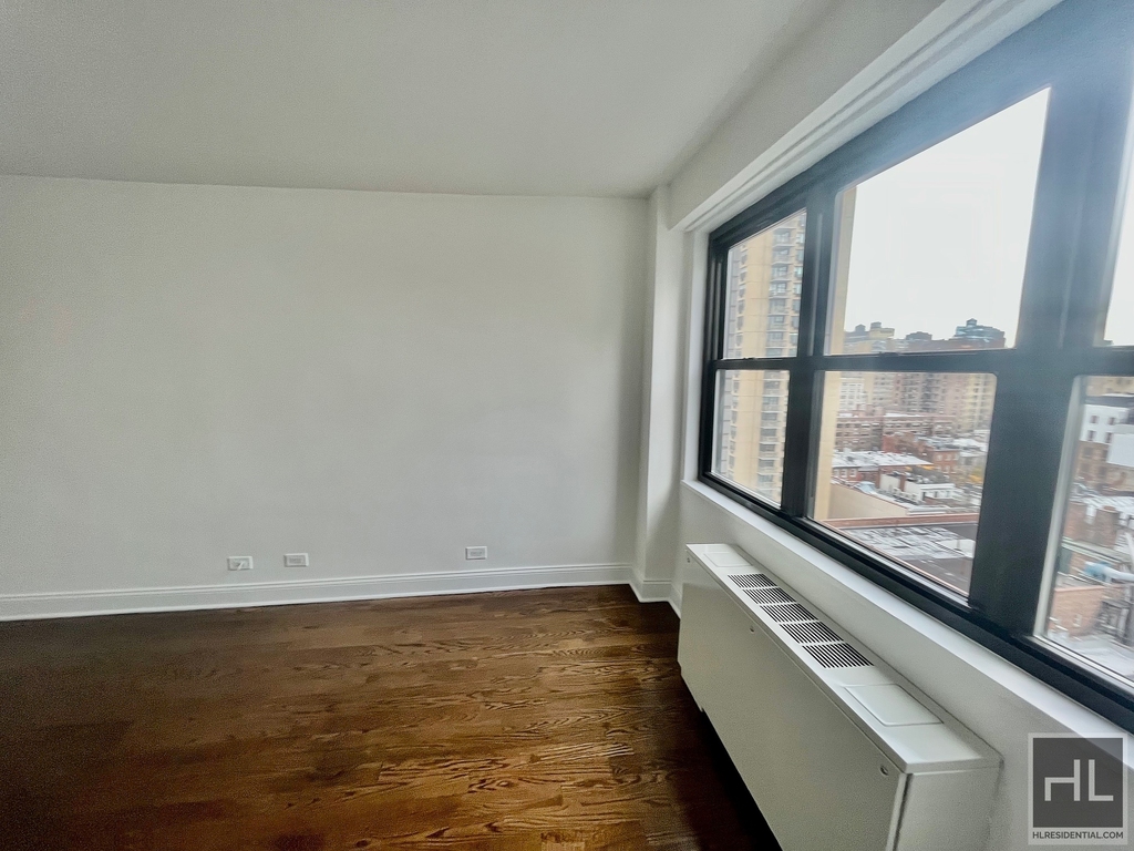 E 16 St - Photo 1