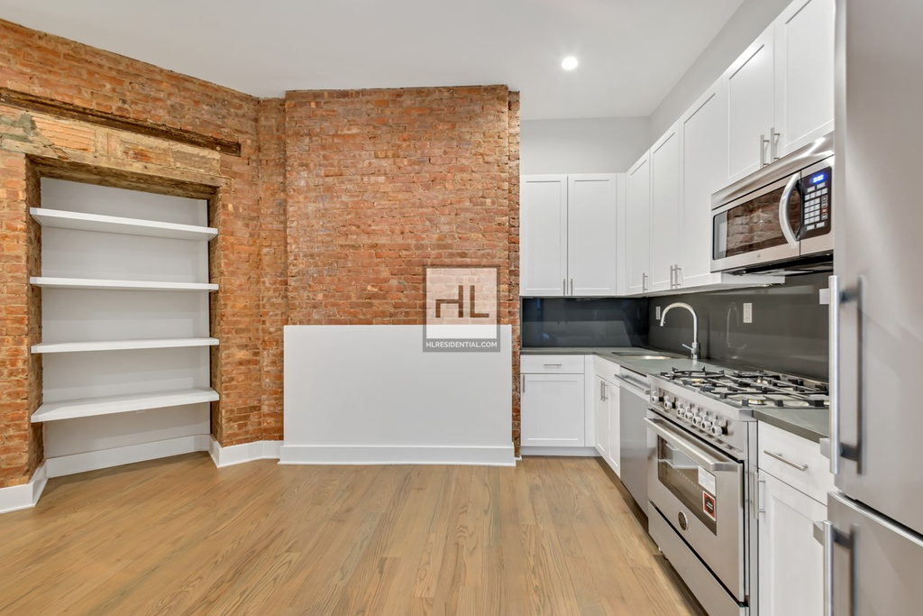 Madison Avenue - Photo 1