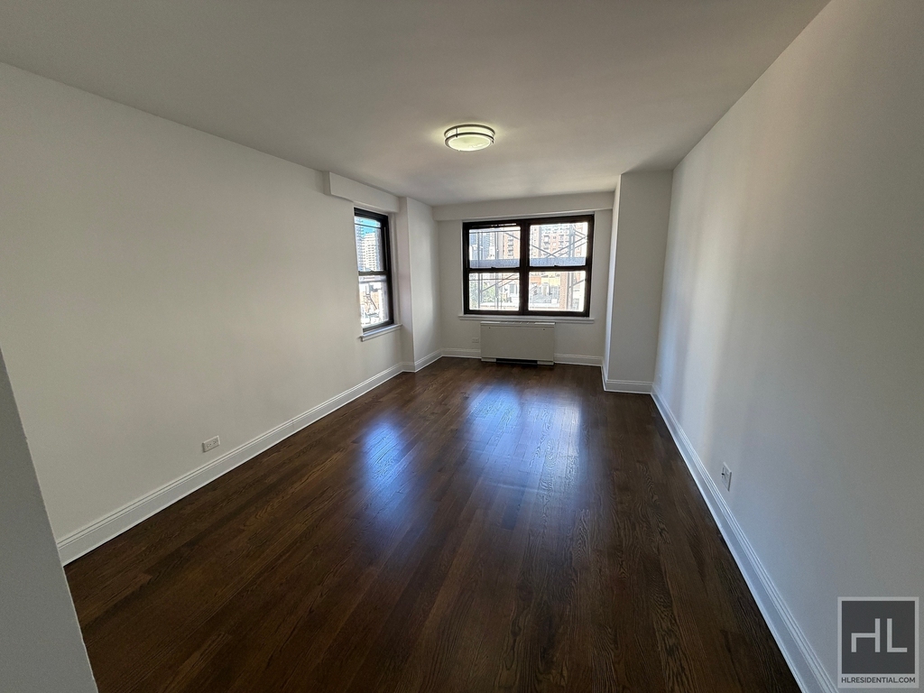 E 82 St - Photo 4