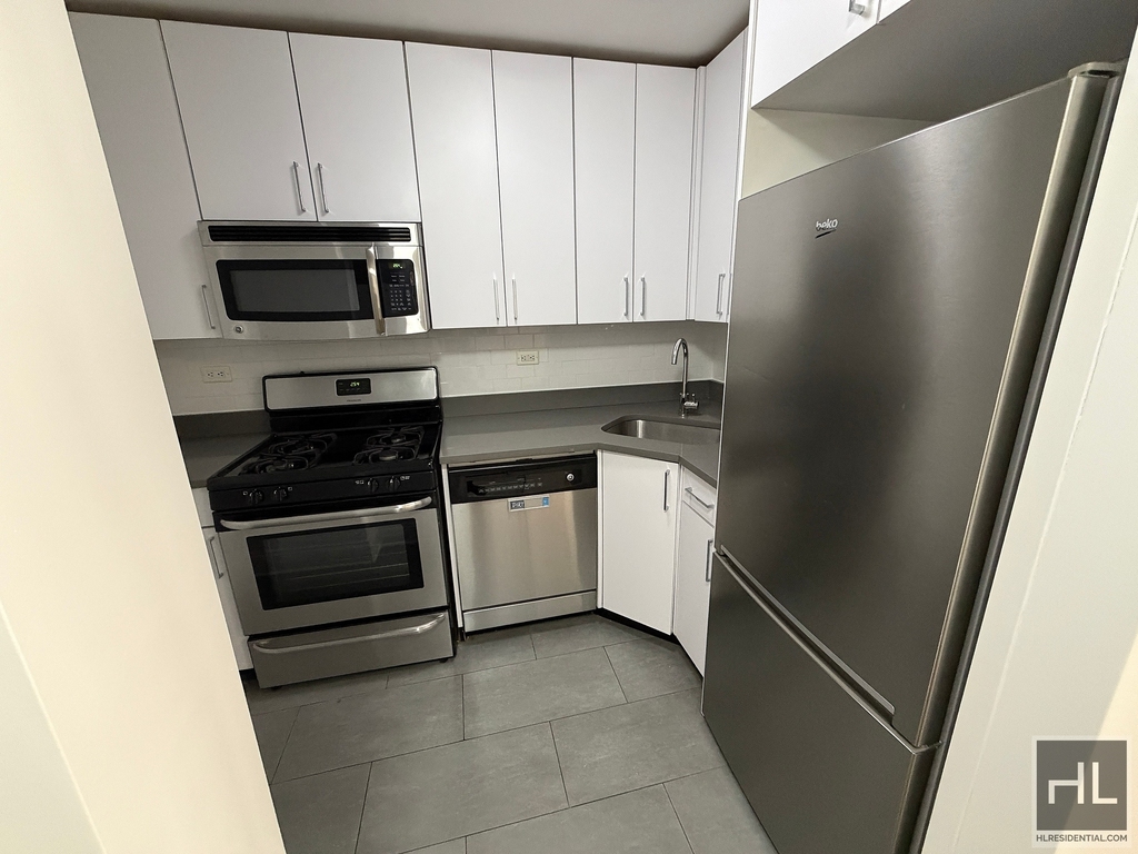E 82 St - Photo 0