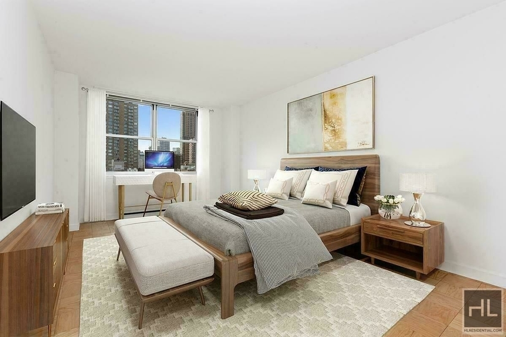 York Avenue - Photo 2