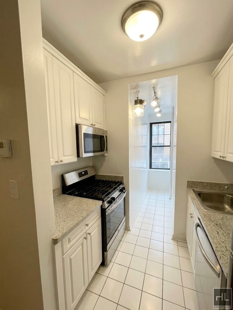 West 10th Street - Photo 3