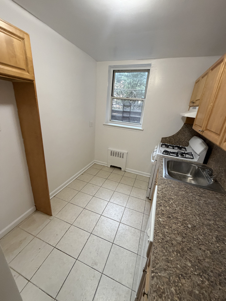 143-9 Barclay Avenue - Photo 1