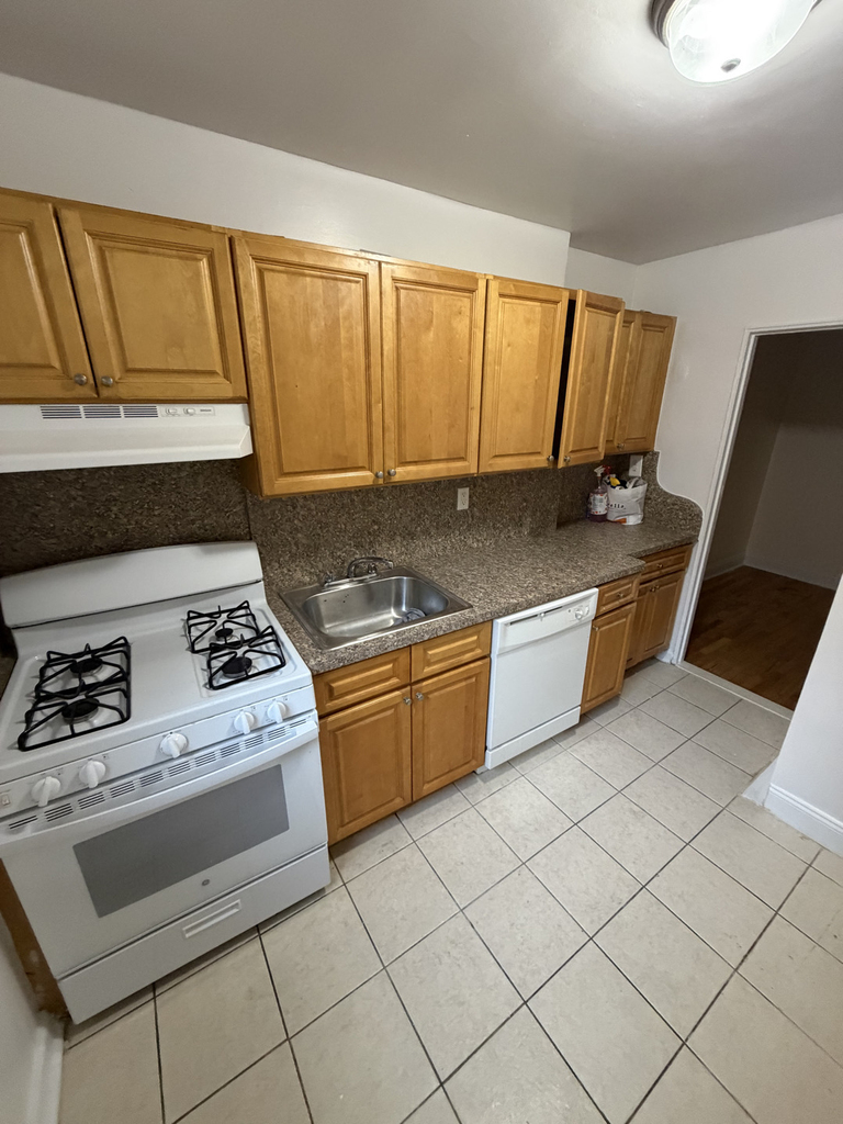 143-9 Barclay Avenue - Photo 0