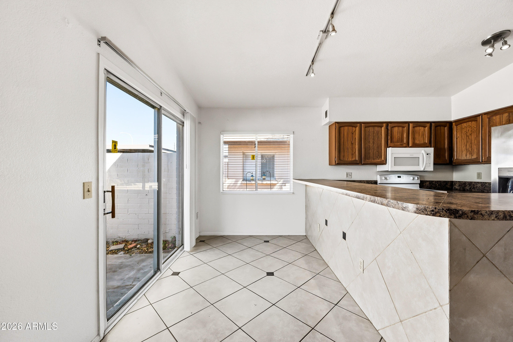 904 W Malibu Drive - Photo 5
