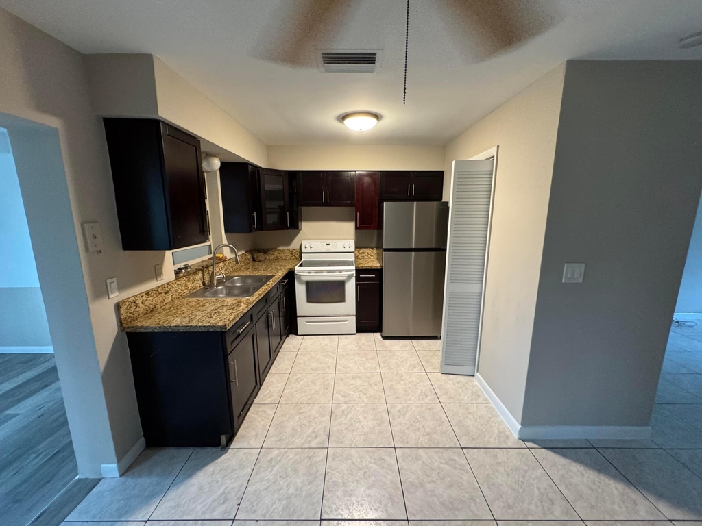 5215 Nw 16th Street - Photo 2