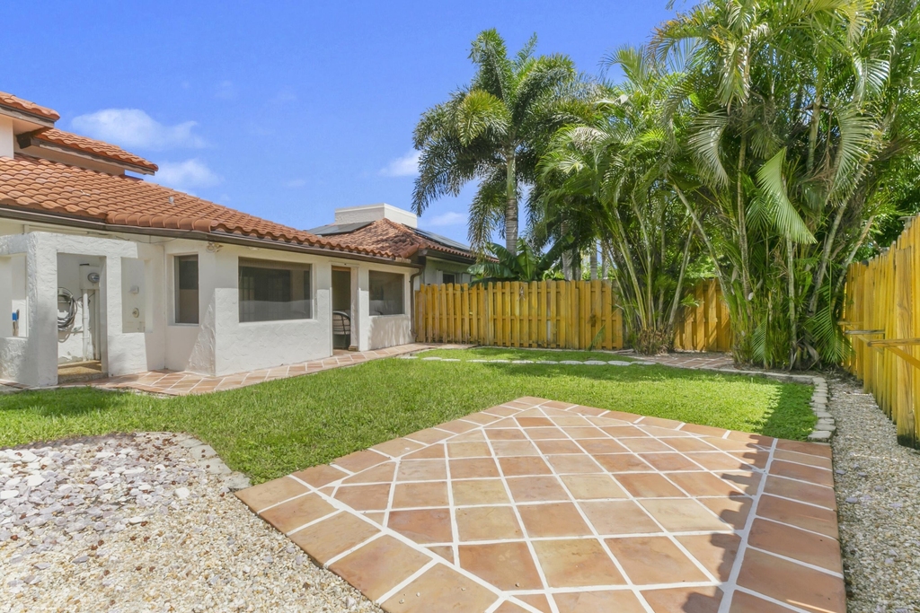 13477 Fountain View Boulevard - Photo 16