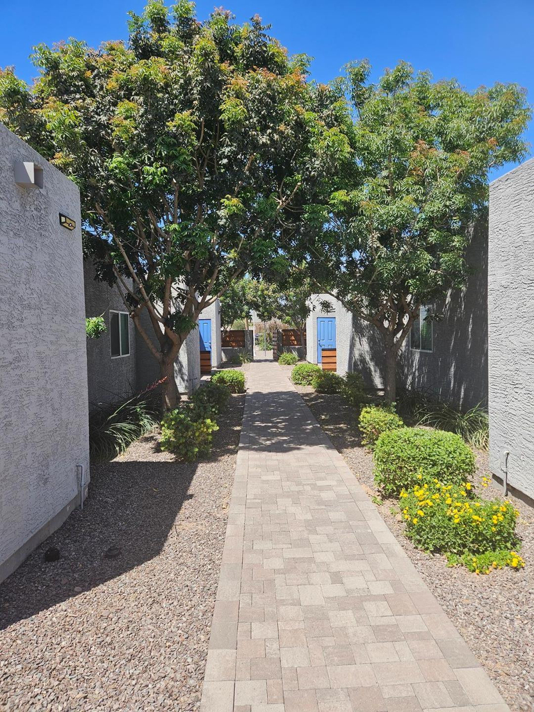 935 E Roma Avenue - Photo 20