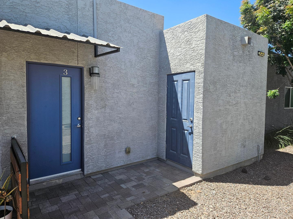 935 E Roma Avenue - Photo 1