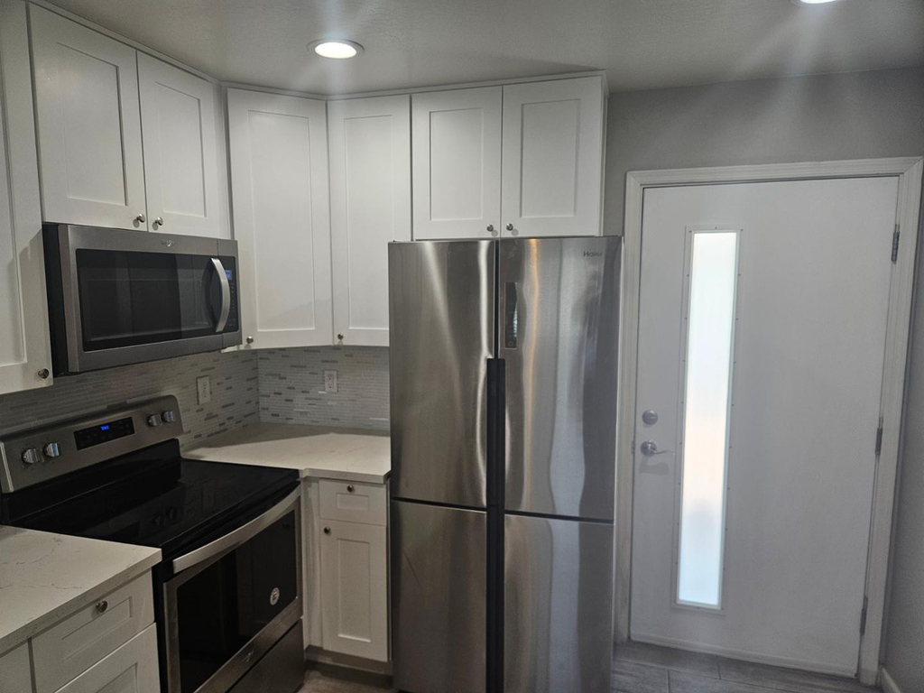 935 E Roma Avenue - Photo 2