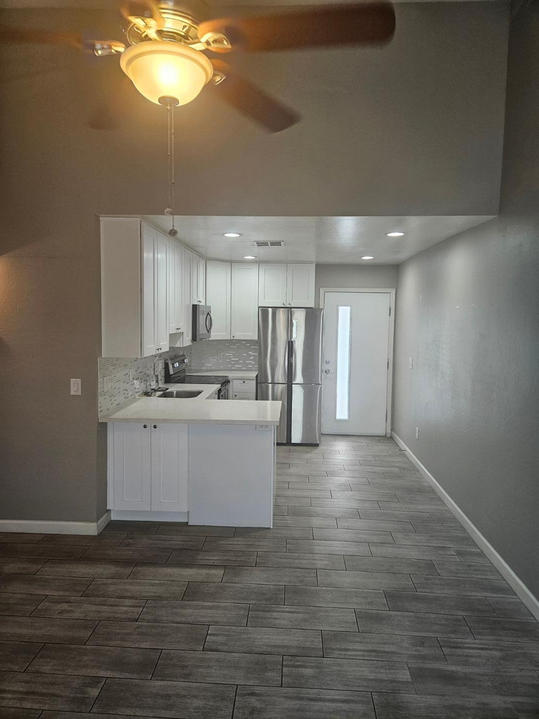935 E Roma Avenue - Photo 5