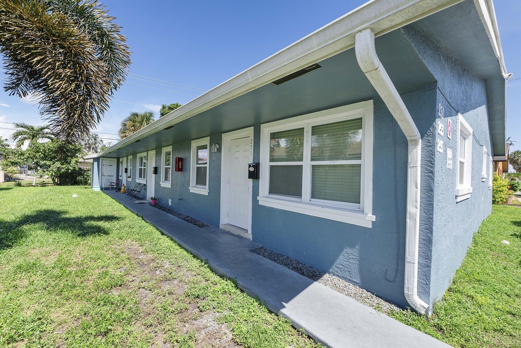 251 Ne 40th Street - Photo 1