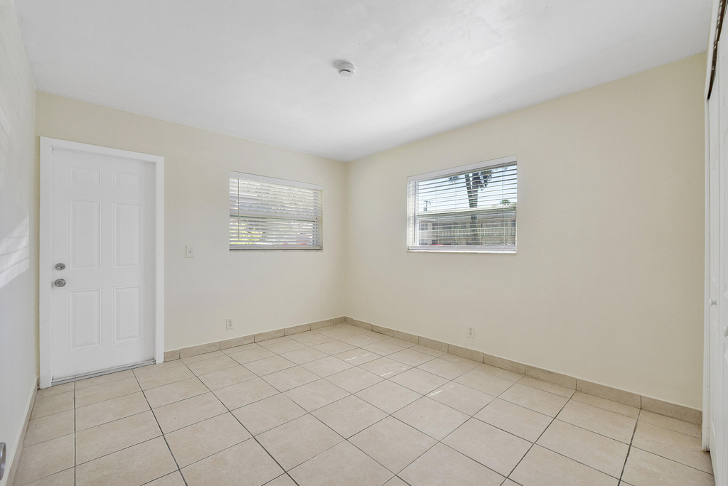 251 Ne 40th Street - Photo 8