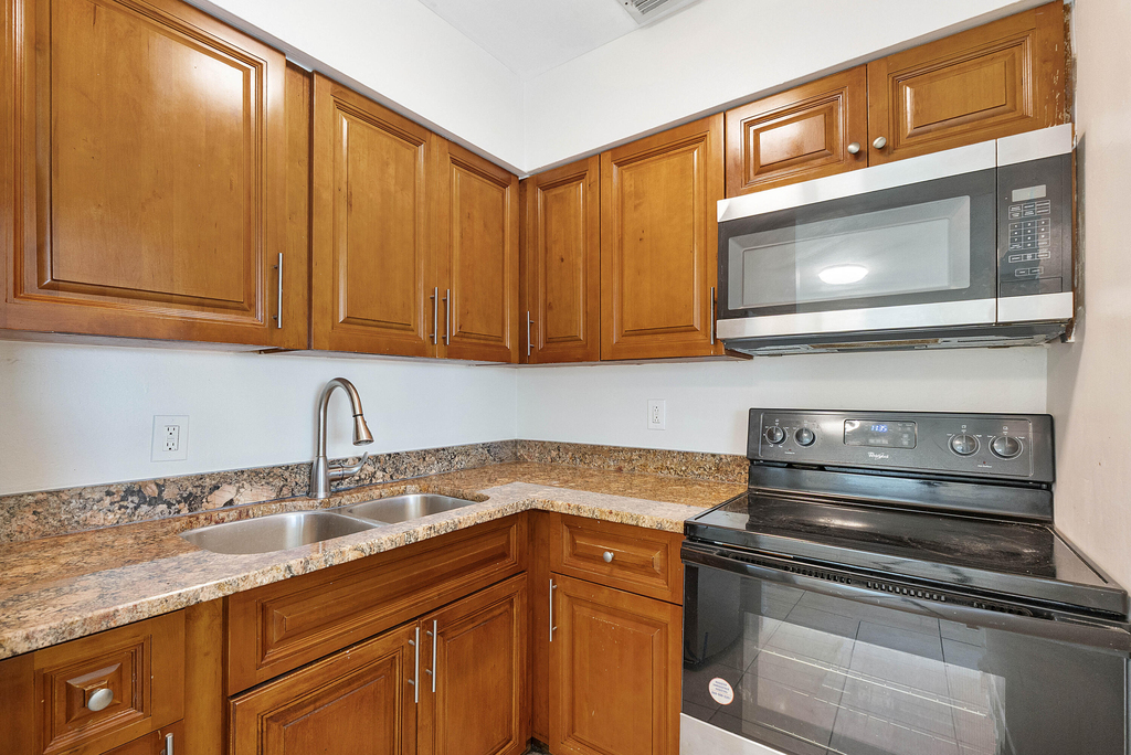 251 Ne 40th Street - Photo 4