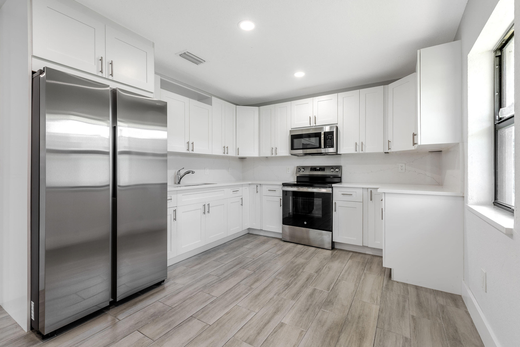 220 Jackson Avenue - Photo 2