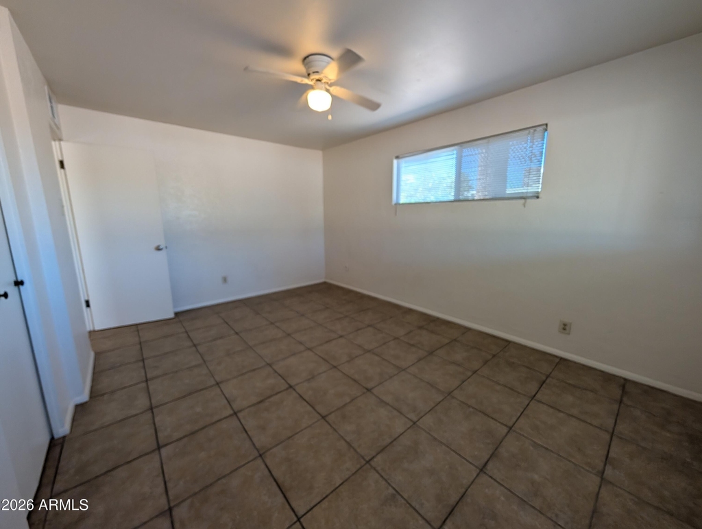 810 W 12th Street - Photo 10