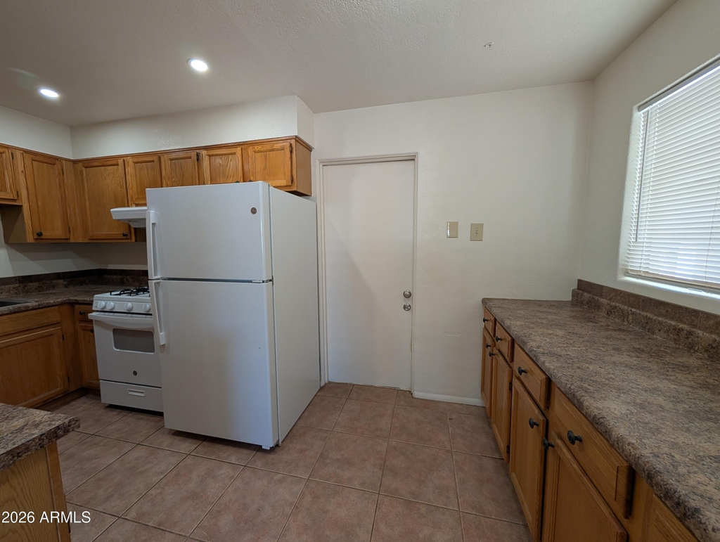 810 W 12th Street - Photo 8