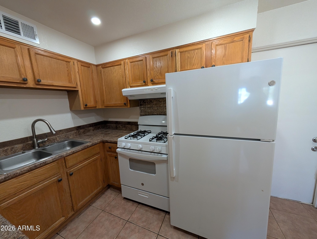 810 W 12th Street - Photo 6