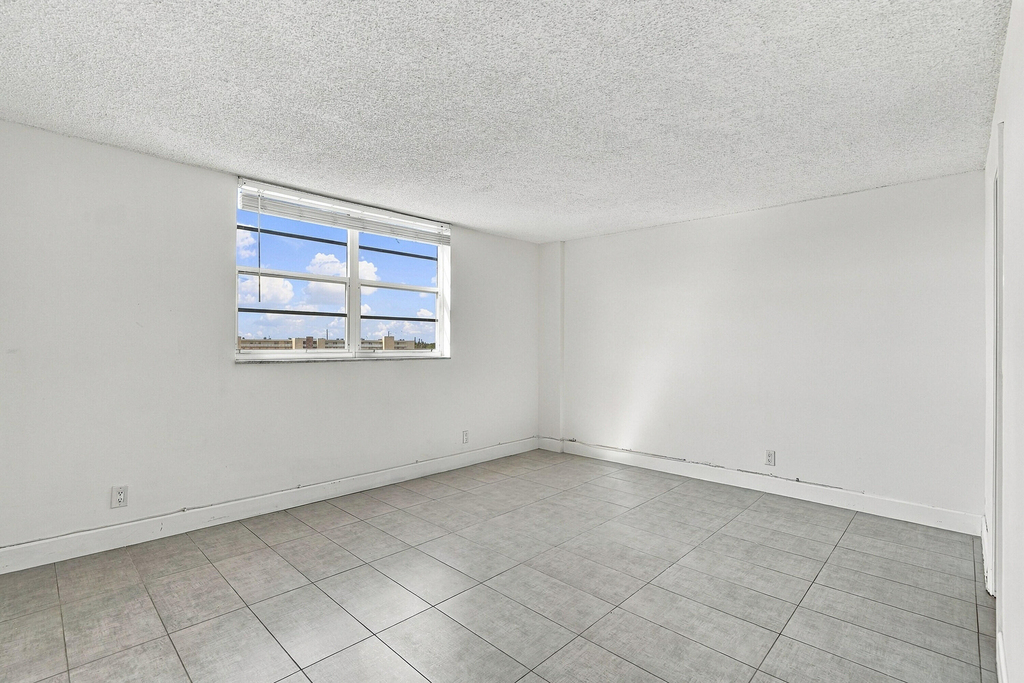 111 Se 3rd Avenue - Photo 14