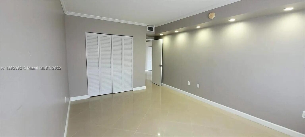 400 Kings Point Drive - Photo 2
