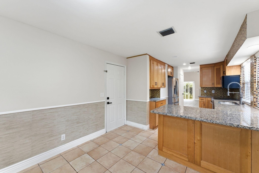 11375 Lakeview Drive - Photo 7