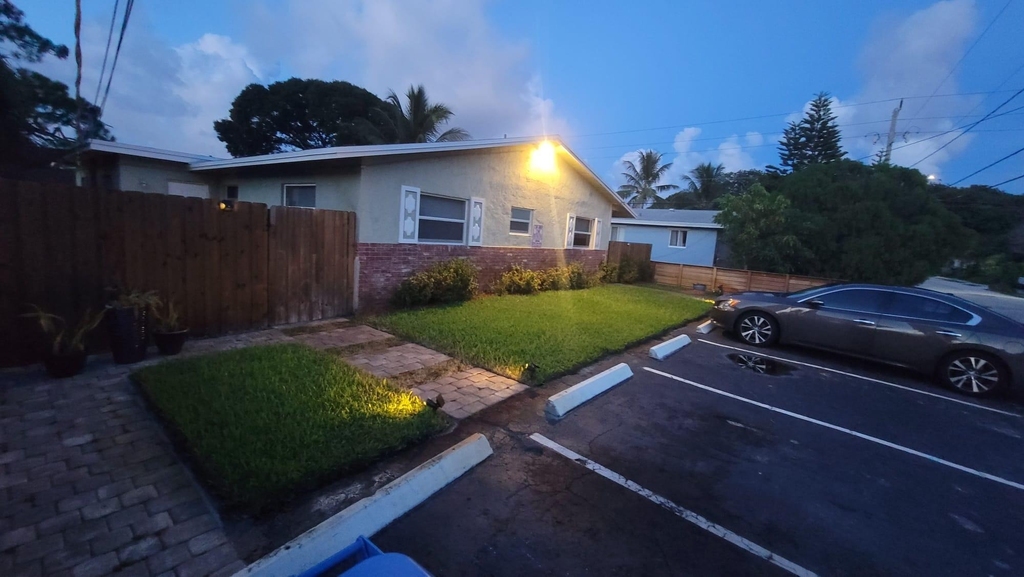 981 Ne 36th Street - Photo 0