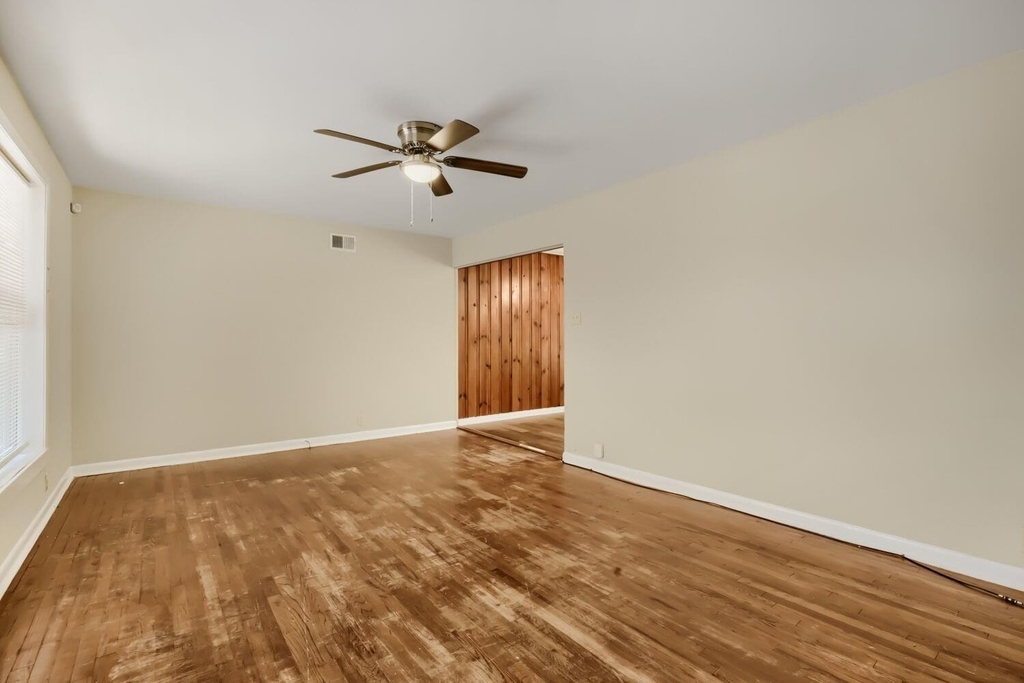 1811 W College Street - Photo 2