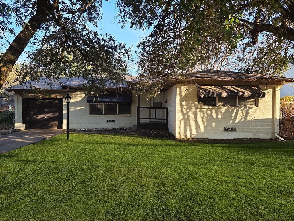 1811 W College Street - Photo 0