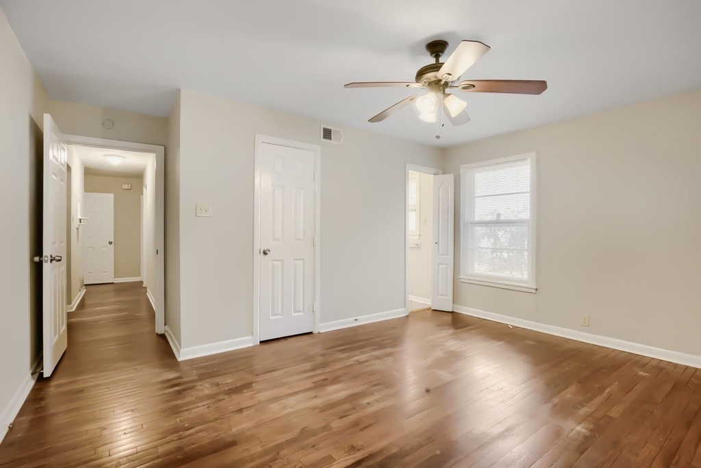 1811 W College Street - Photo 1