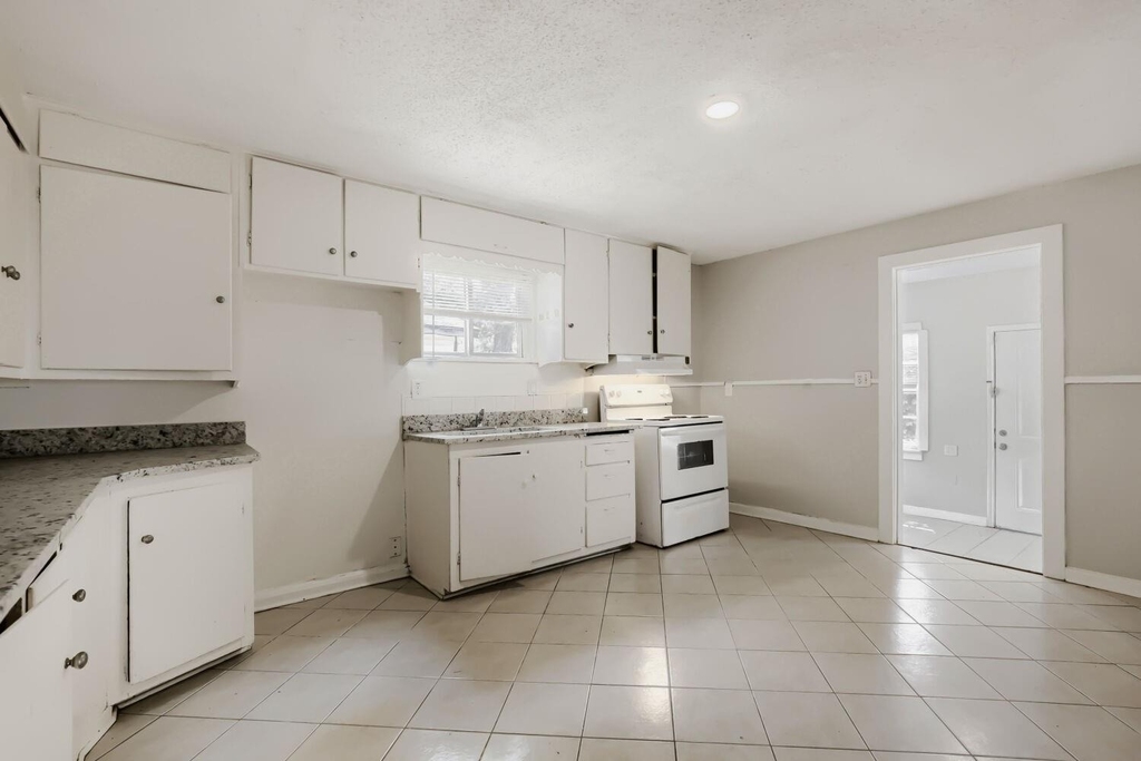 1050 Dubois Street - Photo 5