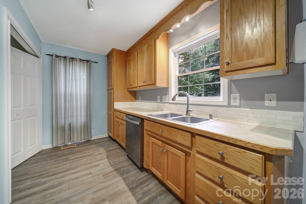 303 Bennington Drive - Photo 7