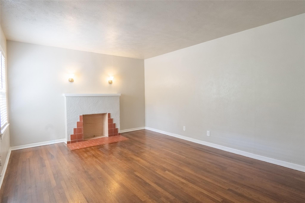 1558 W Shaw - Photo 1