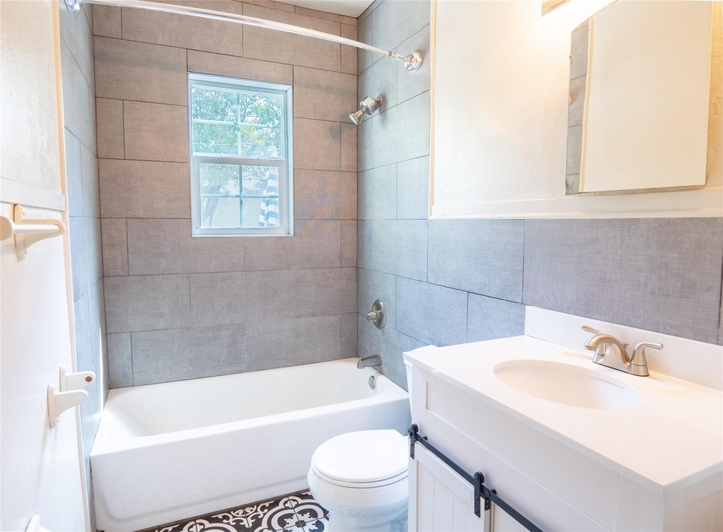 1558 W Shaw - Photo 6