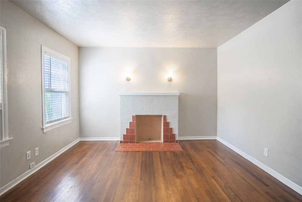 1558 W Shaw - Photo 2
