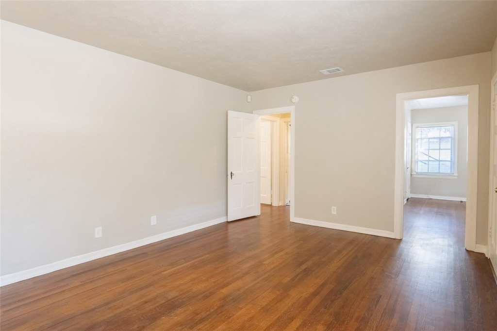 1558 W Shaw - Photo 3