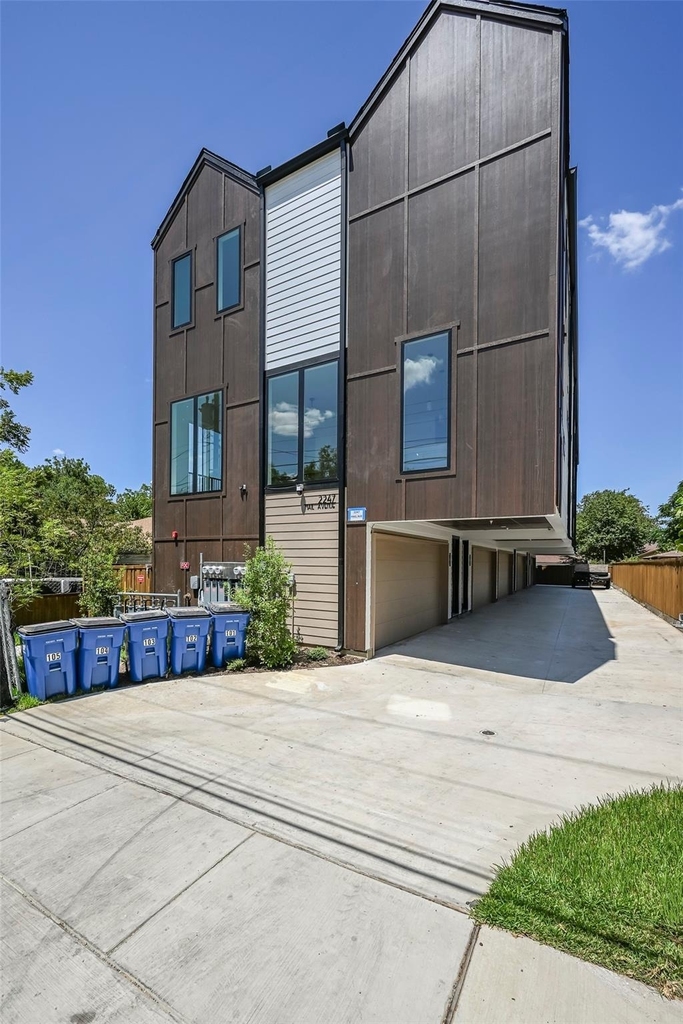 2247 Mail Avenue - Photo 0