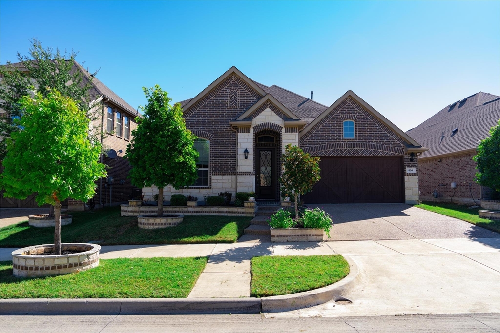 504 Pineview Drive - Photo 0