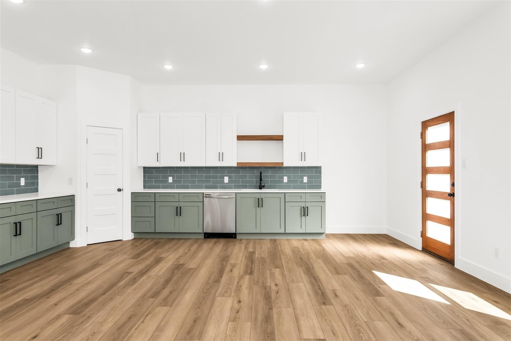 300 Henry Street - Photo 10
