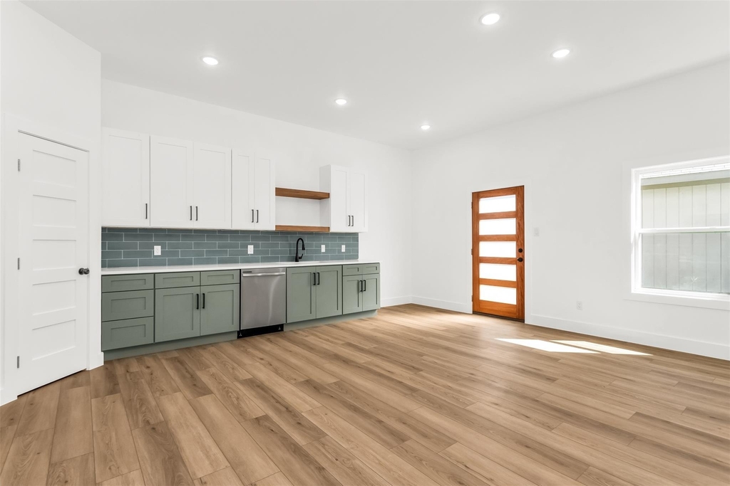 300 Henry Street - Photo 12