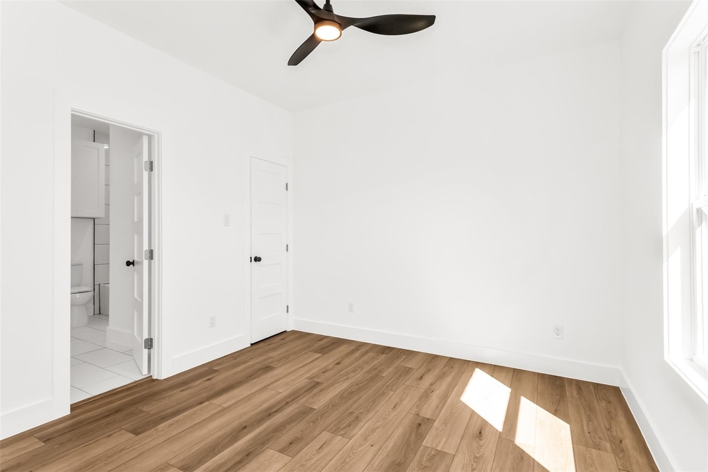 300 Henry Street - Photo 16