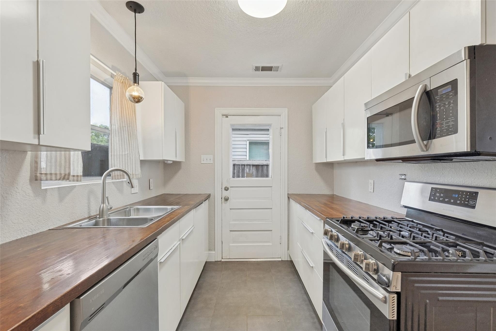 8714 Forest Hills Boulevard - Photo 3
