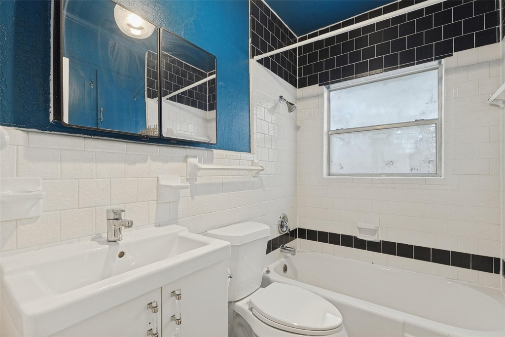 8714 Forest Hills Boulevard - Photo 12