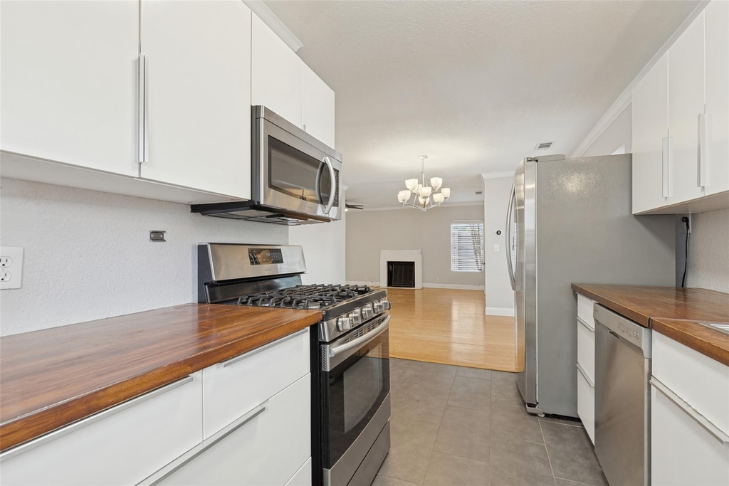 8714 Forest Hills Boulevard - Photo 4