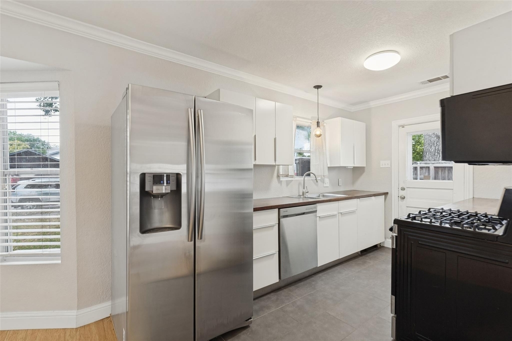 8714 Forest Hills Boulevard - Photo 5