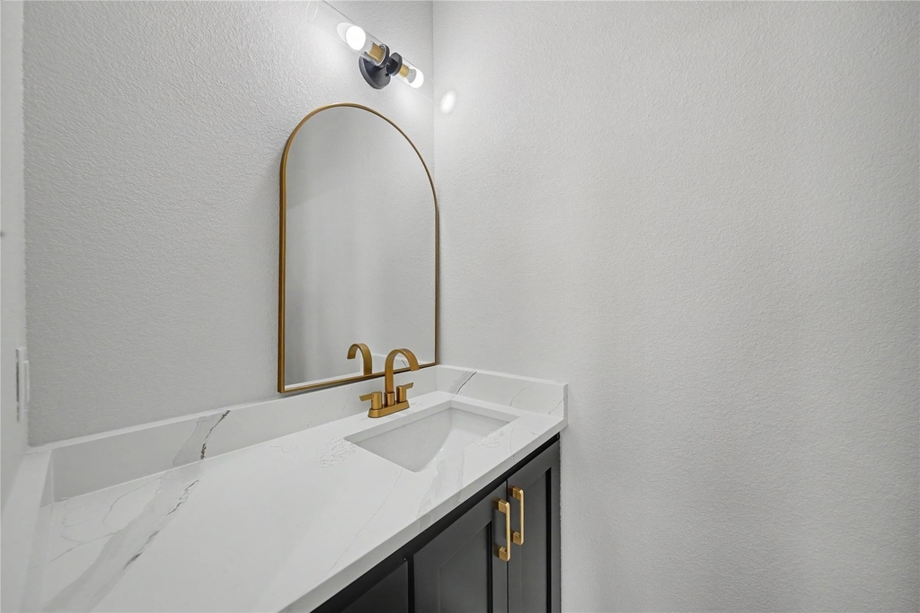 817 Stamps Avenue - Photo 3