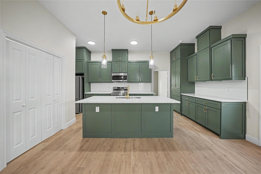 819 Stamp Avenue - Photo 3