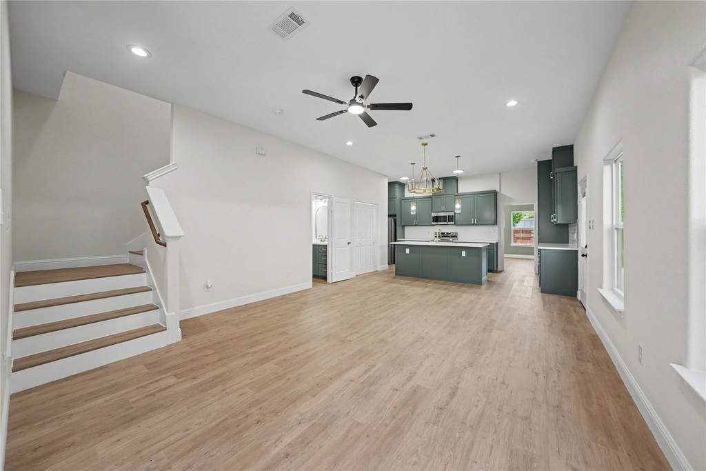 819 Stamp Avenue - Photo 2