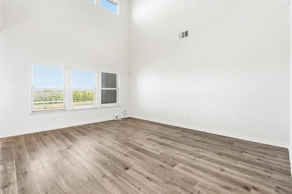 1536 Estivella Drive - Photo 4