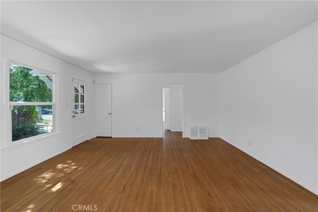 5424 Kester Avenue - Photo 3